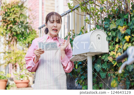 女人對儀表讀數表感到驚訝：電費、瓦斯費、水費 124643129