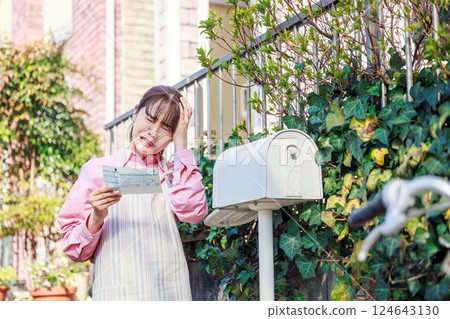 女人對儀表讀數表感到驚訝：電費、瓦斯費、水費 124643130