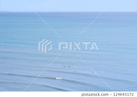 The blue sea of Shonan, surfers riding the waves, and a hill with a view of the sea from the heights of Shichirigahama in Kamakura The blue sea of Shonan, surfers riding the waves, and a hill with a view of the sea from the heights of Shichirigahama in Kamakura 124643172