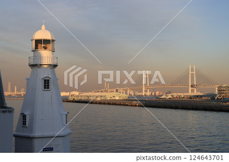 舊橫濱東堤燈塔和橫濱海灣大橋的風景 124643701