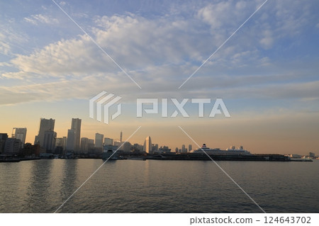 遠眺橫濱港未來區的夜景 124643702