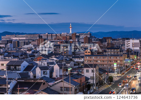 Evening view of Kyoto city with the illuminated Kyoto Tower 124643736