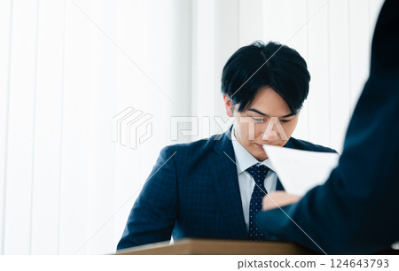 商人在面試時變得緊張 124643793