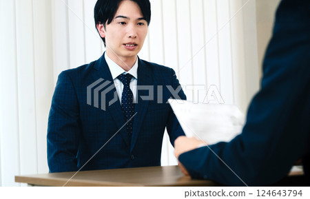 商人在面試時變得緊張 124643794