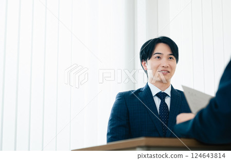 接受采訪的商人 124643814