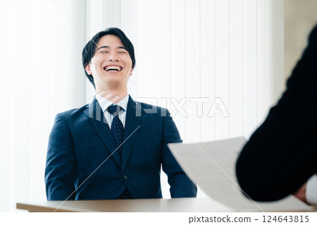 接受采訪的商人 124643815