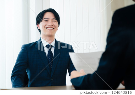 接受采訪的商人 124643816