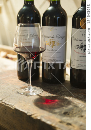 Red wine 124643988