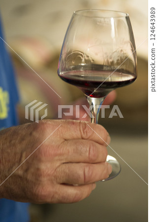 拿著酒的男性手 124643989