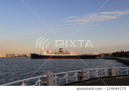 停泊在橫濱山下公園的日本郵輪冰川丸的景色。 124644170