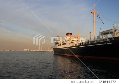 停泊在橫濱山下公園的日本郵輪冰川丸的景色。 124644172