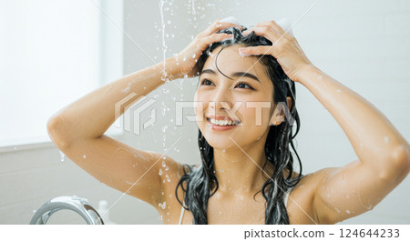 女性享受洗髮時光、泡沫頭皮按摩、適合放縱的個人護理體驗 124644233