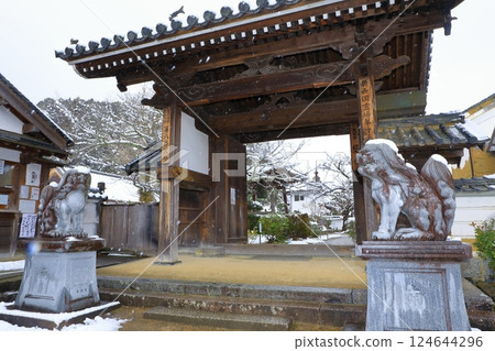 Snow scene at Tachibana-dera Temple in Asuka Village 124644296