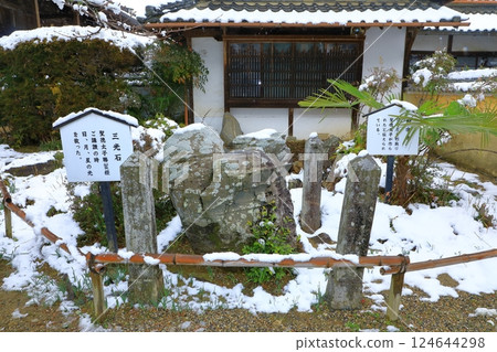 明日香村橘寺雪景 明日香村橘寺雪景 124644298