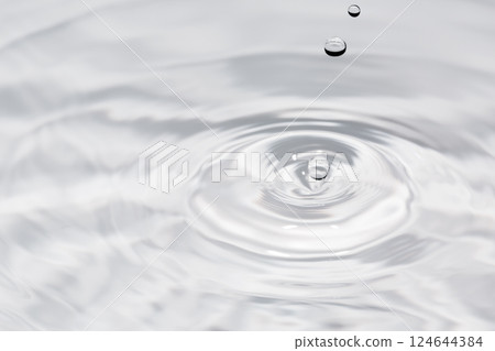 水滴落在水面上。 124644384