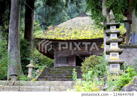 Yakushido Hall of Byodo-ji Temple stands quietly in the forest in Aga Town, Niigata Prefecture Yakushido Hall of Byodo-ji Temple stands quietly in the forest in Aga Town, Niigata Prefecture 124644769