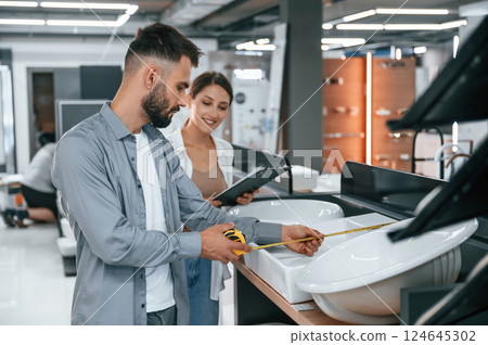 Two people is in the store of goods for the home Two people is in the store of goods for the home 124645302
