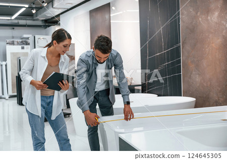 Choosing bath. Two people is in the store of goods for the home 124645305