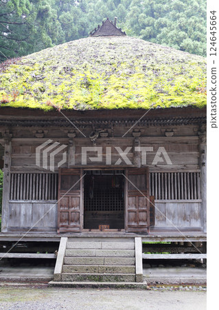 Yakushido Hall of Byodo-ji Temple stands quietly in the forest in Aga Town, Niigata Prefecture Yakushido Hall of Byodo-ji Temple stands quietly in the forest in Aga Town, Niigata Prefecture 124645664