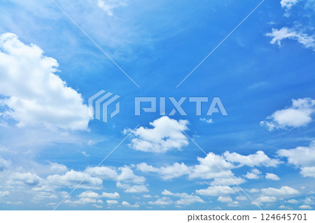 夏天藍天和雲彩 夏天藍天和雲彩 124645701