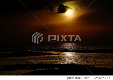 <Goto scenery> The sea at Tarōjima beach at dawn 124645753