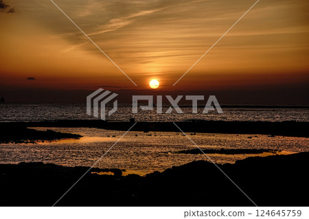 <Goto scenery> The sea at Tarōjima beach at dawn 124645759