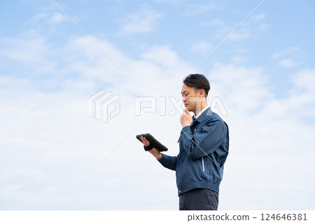 拿著片劑的男性員工 124646381