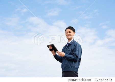 Male employee holding a tablet 124646383