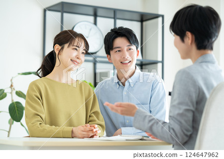 對年輕的夫婦諮詢規劃師 124647962