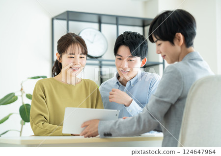 對年輕的夫婦諮詢規劃師 124647964