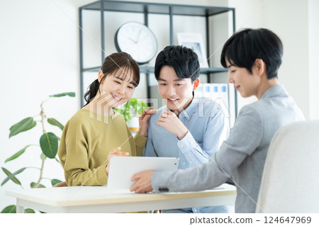 對年輕的夫婦諮詢規劃師 124647969