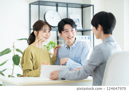 對年輕的夫婦諮詢規劃師 對年輕的夫婦諮詢規劃師 124647970