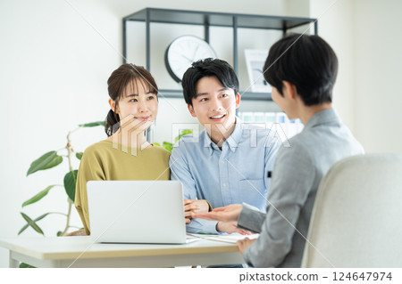 對年輕的夫婦諮詢規劃師 124647974