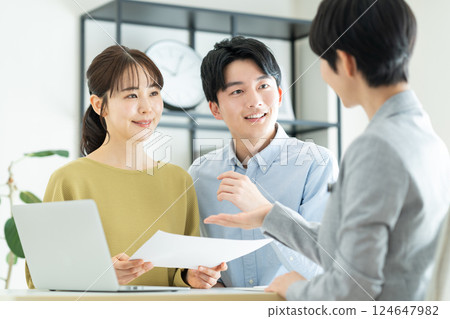 對年輕的夫婦諮詢規劃師 對年輕的夫婦諮詢規劃師 124647982
