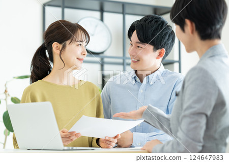 對年輕的夫婦諮詢規劃師 對年輕的夫婦諮詢規劃師 124647983