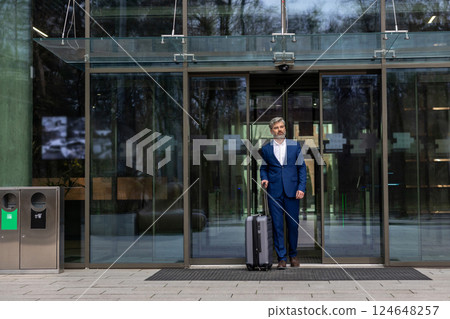 Elegant mature businessman in the airport entrance 124648257