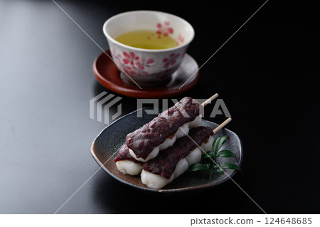 黑色背景中的日本糖果串子（豆餡） 124648685