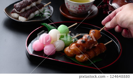 Three types of skewers (Japanese sweets) Mitarashi dango Three-color dango Skewers 124648880