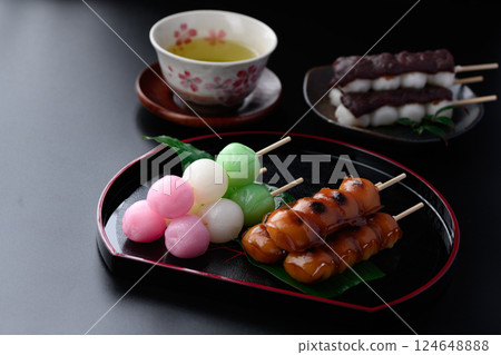 Three types of skewers (Japanese sweets) Mitarashi dango Three-color dango Skewers 124648888