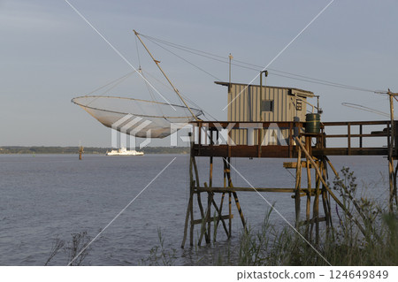 Traditional fishing hut on river Gironde, Bordeaux, Aquitaine, France 124649849