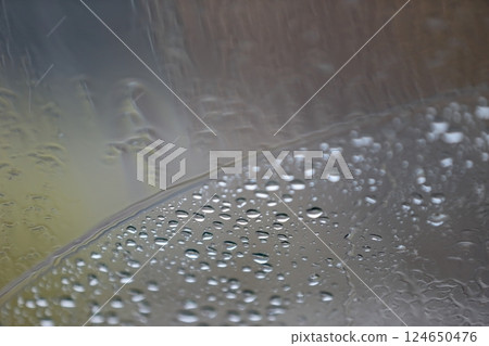擋風玻璃上的水滴 124650476