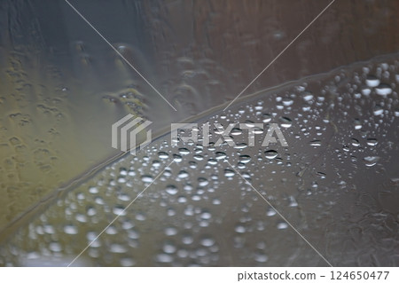 擋風玻璃上的水滴 124650477