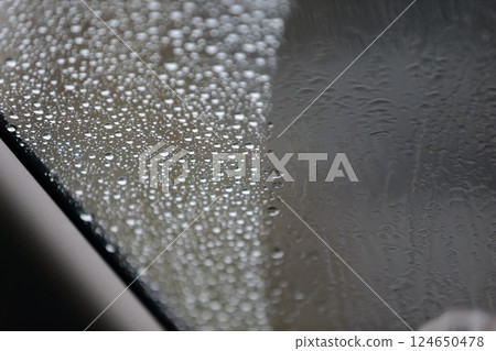 擋風玻璃上的水滴 擋風玻璃上的水滴 124650478