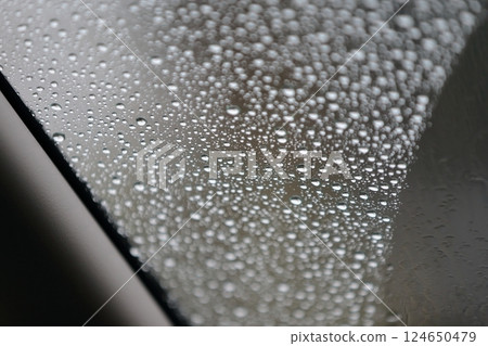 擋風玻璃上的水滴 124650479