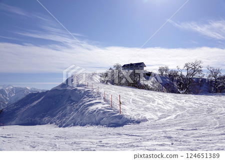 A gentle slope leading from the lift hut at the top of the mountain 124651389