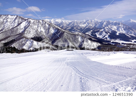 廣闊的雪道由雪道維護人員負責維護，遠處可眺望谷川山脈 124651390
