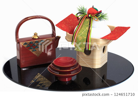 Kagami mochi and toso vessel 124651710