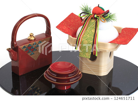 Kagami mochi and toso vessel 124651711