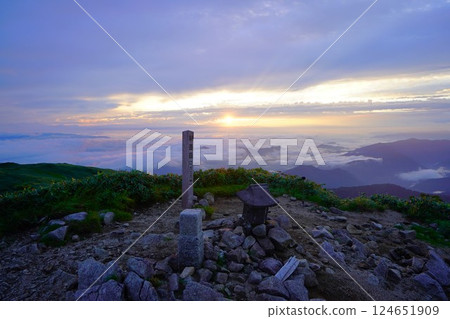 Sea of clouds and sunrise from the summit of Mt. Iwasedake 124651909
