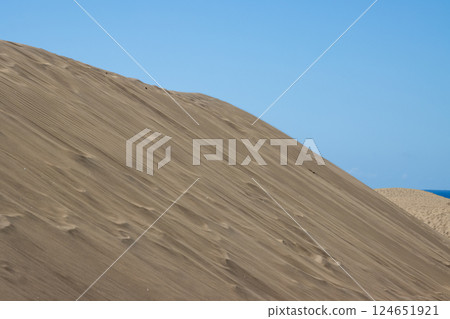 Sand dunes and blue sky, Gran Canaria, Spain Sand dunes and blue sky, Gran Canaria, Spain 124651921